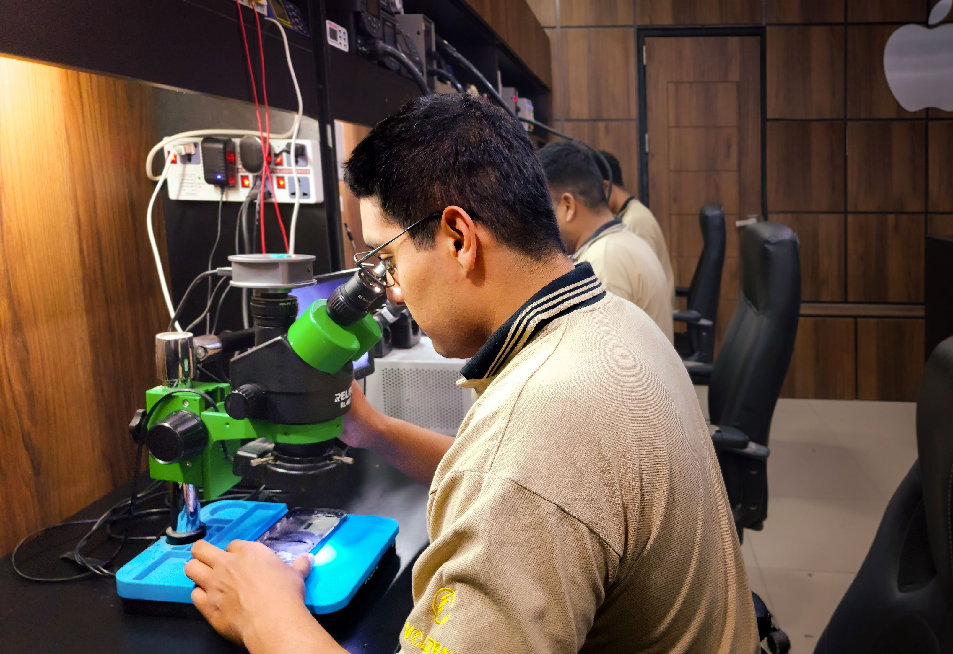 Técnico de iPro Perú reparando un teléfono